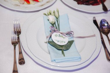 Restoranda masa randevusu. Düğün süslemesi mavi stil