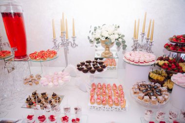 Masadaki tatlı çöl. Şekerlemelerde farklı tatlılar