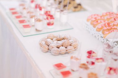 Masadaki tatlı çöl. Şekerlemelerde farklı tatlılar