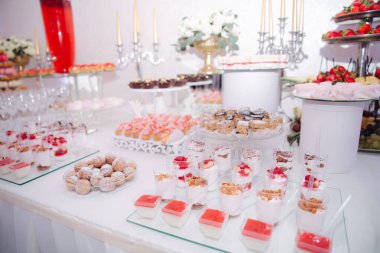 Masadaki tatlı çöl. Şekerlemelerde farklı tatlılar