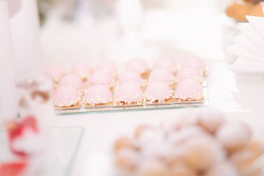 Masadaki tatlı çöl. Şekerlemelerde farklı tatlılar