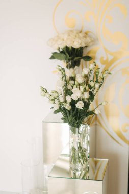 Çiçek dekorasyon düğün töreni Restoran tarafından üzerinde. Gül pembe ve beyaz rengi. Büyüleyici düğün üzerinde zarif dekor