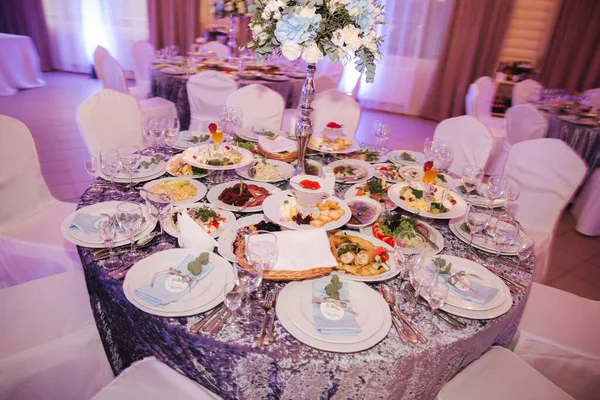 A dekoráció eleme az étteremben. Esküvői dekoráció. Egy elegáns asztal az étteremben. — Stock Fotó