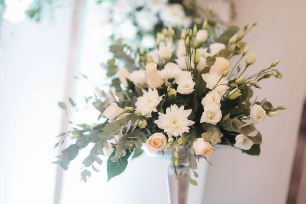 Квіти на весільному столі в ресторані — стокове фото