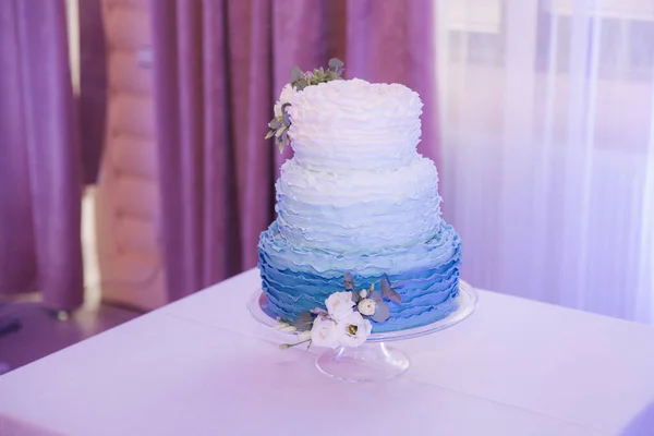 Bella torta nuziale decorata con fiori. Colore blu e bianco della torta — Foto Stock