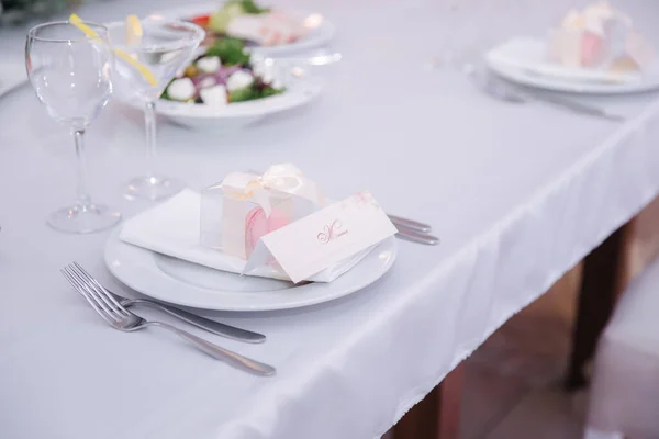 Schůzka u stolu v restauraci. Svatební dekorace v růžovém stylu — Stock fotografie