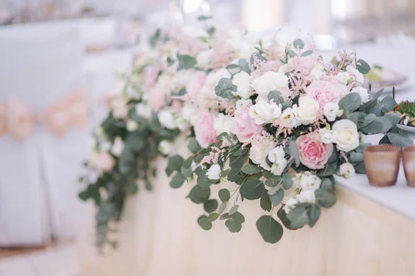Mesa decorada para a celebração do casamento. Restaurante brilhante e com muitas janelas. Flores na mesa — Fotografia de Stock