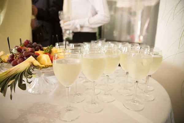 Glasses of champagne on the table. Celebration of wedding — Stock Photo, Image