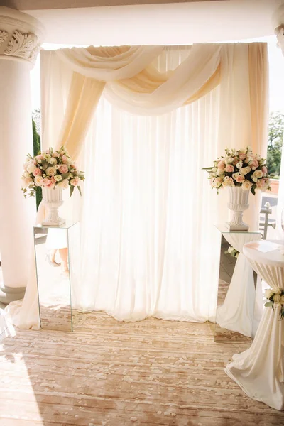 Arco decorado con flores en la caremonía de la boda. Color blanco y rosa. Rosa. — Foto de Stock