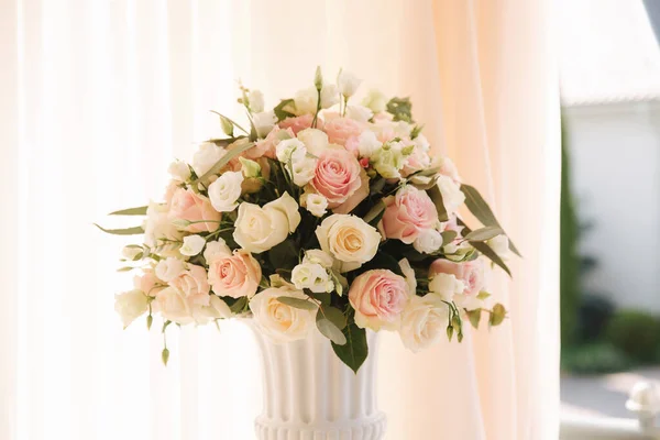 Blommig dekoration på vigseln av restaurangen. Rosa och vita färgen på rose. Elegant inredning på charmiga bröllop — Stockfoto