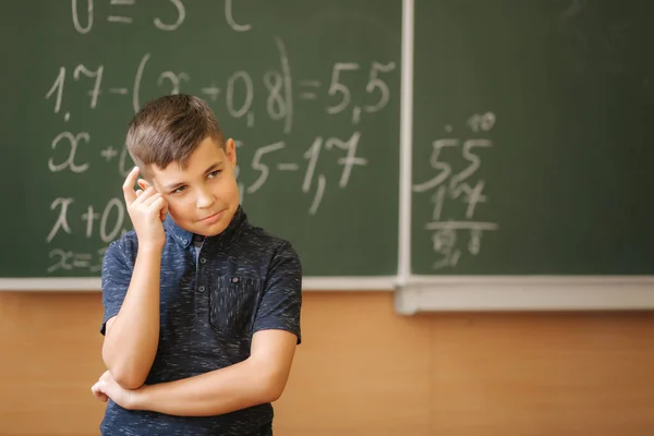 Aranyos fiú állni az osztályteremben háttere tábla. Oktatás. Általános iskola — Stock Fotó