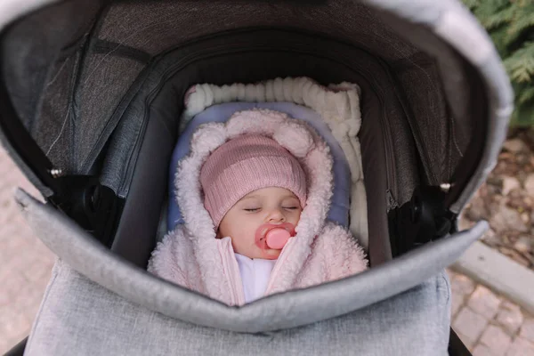 Małe dziecko w spacerze. Cute Baby Girl spać w wózce — Zdjęcie stockowe