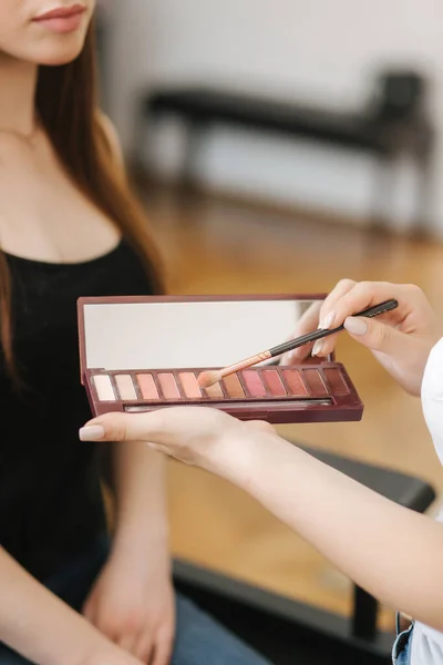 Make-up-Artist hält Pelette und Pinsel für die Arbeit — Stockfoto