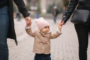 Parkta annesiyle yürüyen şirin bir bebek. Sonbahar