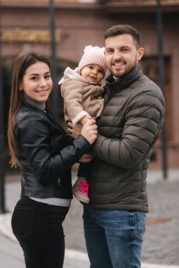 Babam ve kızım şehirdeler. Mutlu aile portresi