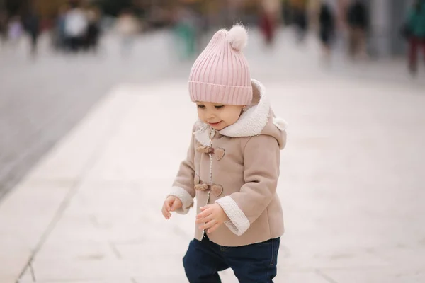 Bonito onze meses bebê menina dança no centro da cidade. Menina feliz lá fora no outono — Fotografia de Stock