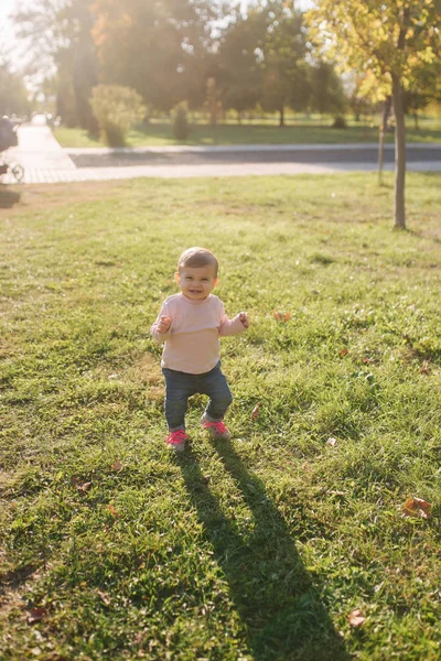 Adorable niña caminando en el parque en el clima de otoño. Niña feliz — Foto de Stock