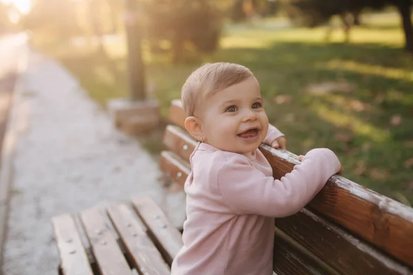 Közel a gyönyörű mosolygós kislányhoz. Boldog kislány az őszi parkban. Tíz hónapos baba mosoly — Stock Fotó