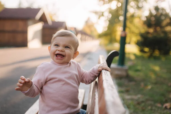 웃고 있는 아름다운 소녀의 근접 사진이었습니다. 가을 파크에서 행복 한 아가씨. 10 개월된 아기 미소 — 스톡 사진
