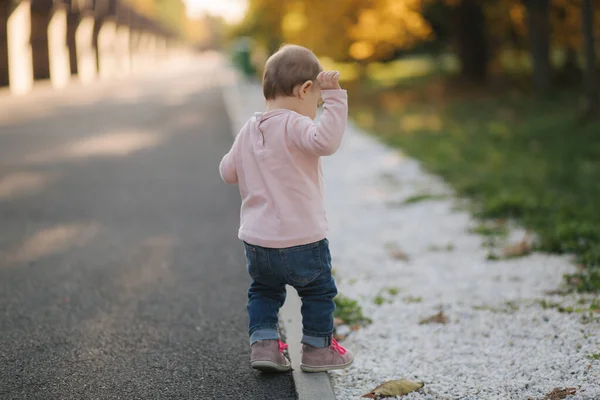 Aranyos kislány sétál be októberben a kegyhelyre. Aranyos 10 hónapos baba séta. Gyönyörű, boldog lány. Őszi hangulat — Stock Fotó