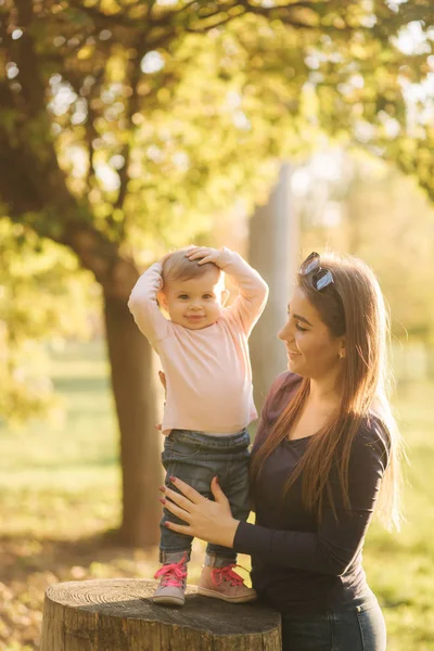 Felice passeggiata bambina con la mamma in autunno nel parco — Foto Stock