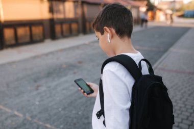 Kablosuz kulaklıklı genç çocuğun taklidini yap. Yeşil Ekran