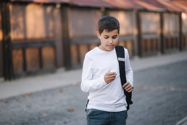 Adolescente ragazzo utilizzare cuffie wireless per ascoltare musica — Foto Stock