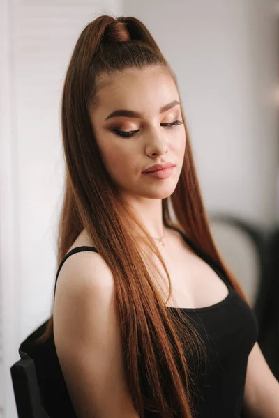 Portrait of young attractive woman with beutiful makeup in beauty studio salon. Evening make up. Background of white folding screen — Stock Photo, Image