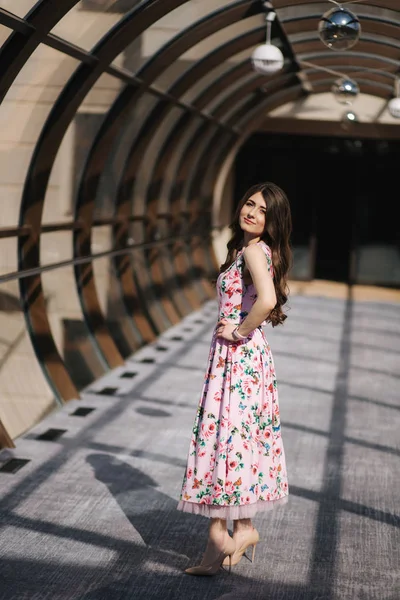Vacker flicka stå i tunneln på hotellet — Stockfoto