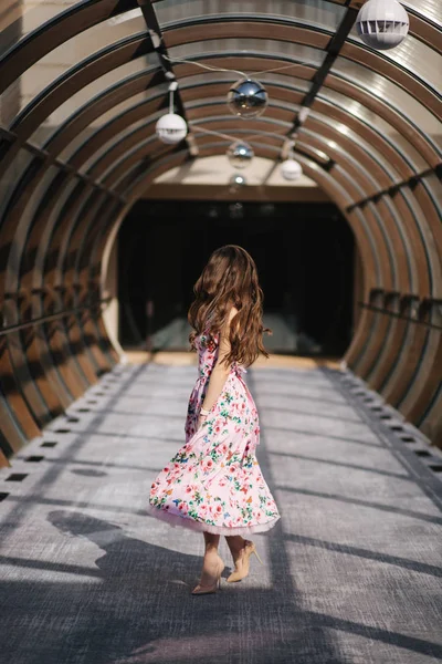패션 메이크업과 꽃 드레스에 아름다운 어린 소녀의 초상화 — 스톡 사진