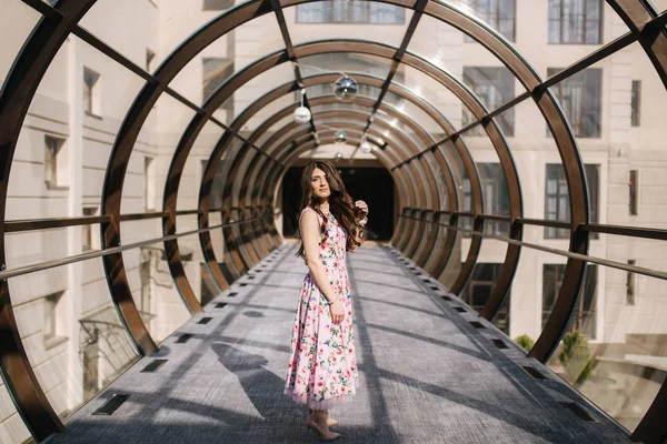 Menina bonita ficar no túnel no hotel — Fotografia de Stock