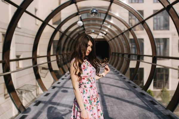 Hermosa chica de pie en túnel en el hotel —  Fotos de Stock