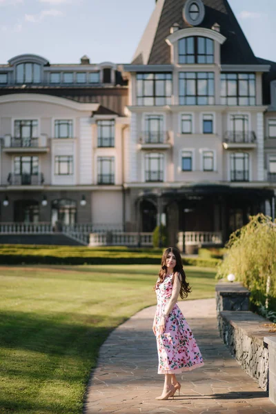 Uma senhora elegante a passar pelo hotel. Dia da Primavera — Fotografia de Stock