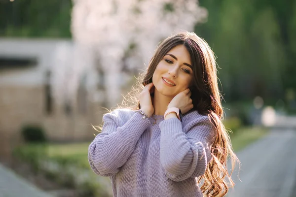 Menina bonita ficar por branco florescendo três — Fotografia de Stock