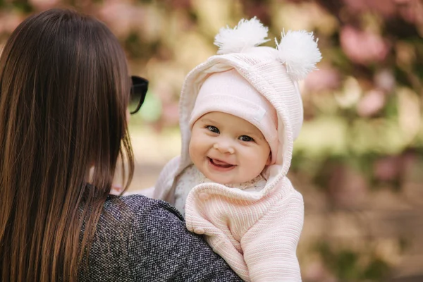 Portré aranyos kis baba lány kívül anyu. Gyönyörű lány mosoly. Öt hónapos kisbaba. Boldog család — Stock Fotó
