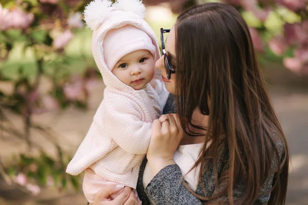 Porträtt av mor och hennes lilla bebis flicka. Vacker mamma och söt bebis. Mor hud hennes dotter. Baby klädd i Babyfilt färg hatt och leende — Stockfoto