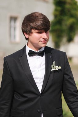 Yeni evliler büyük kalenin yanındaki parkta yürüyorlar. Yakışıklı damat ile güzel gelin