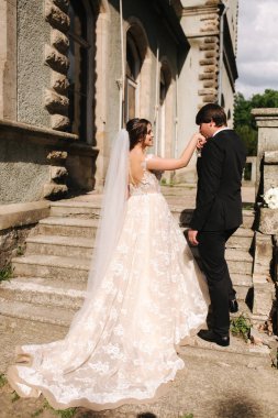 Mutlu damat ve gelin. Güzel bir çift.