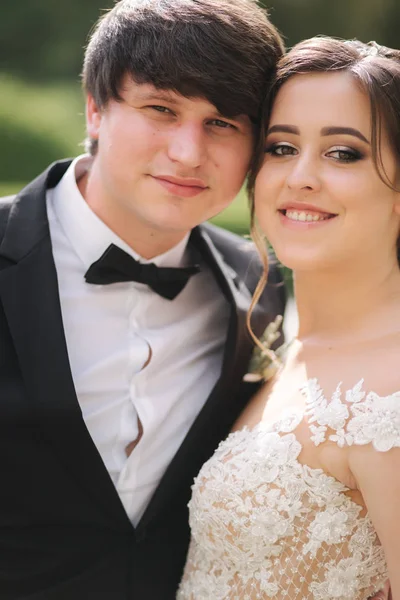 Retrato de close-up de belo casal de casamento. Bonito noivo com noiva linda — Fotografia de Stock