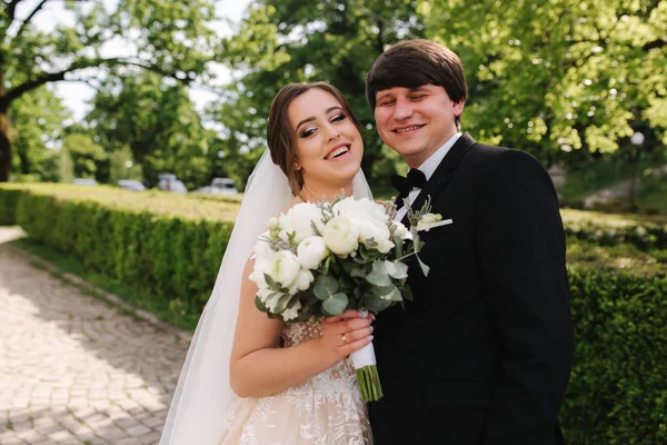 Feliz novio y novia caminando en el parque. Encantadora mujer con hombre guapo pasar tiempo juntos — Foto de Stock