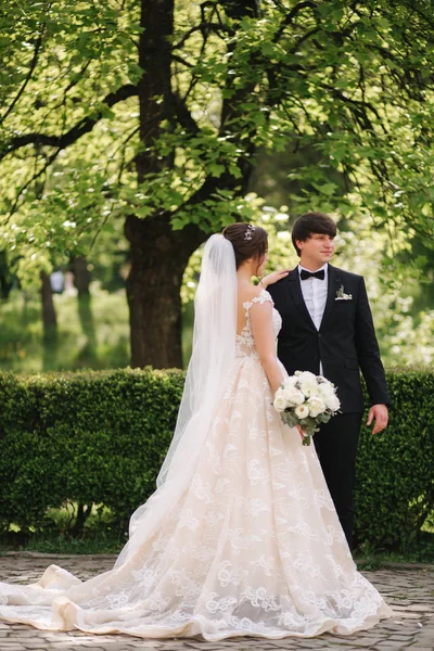 Feliz noivo e noiva andando no parque. Mulher encantadora com homem bonito passar o tempo juntos — Fotografia de Stock