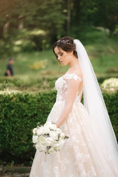 Primer plano retrato de novia hermosa con ramo. Mujer feliz sonrisa — Foto de Stock