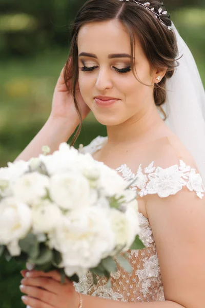 Close up retrato de noiva linda com buquê. Sorriso de mulher feliz — Fotografia de Stock