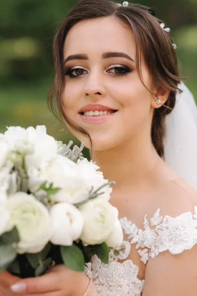 Κοντινό πορτρέτο της πανέμορφης νύφης με ανθοδέσμη. Χαρούμενη γυναίκα χαμόγελο — Φωτογραφία Αρχείου