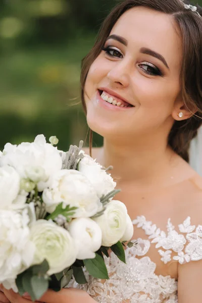 Gros plan portrait de magnifique mariée avec bouquet. Heureuse femme sourire — Photo