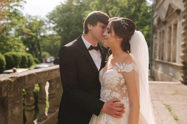 Retrato de noivo feliz e noiva. Casal lindo — Fotografia de Stock