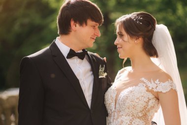 Mutlu damat ve gelin portresi. Güzel düğün çift