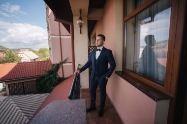 Otelde giyinmiş yakışıklı bir damat. Otelde sabah