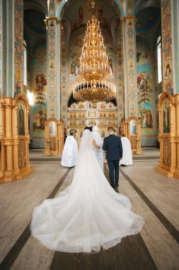 Damat ve gelin kilisede düğün töreninde.