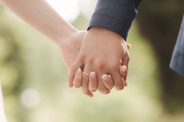 Gelin ve damat ellerini yakın tutun. Sonsuza dek birlikte